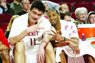 曼联官方：姆伯莫将在对阵埃弗顿的比赛中上演首秀（曼联官宣：姆伯莫战埃弗顿迎来首秀）