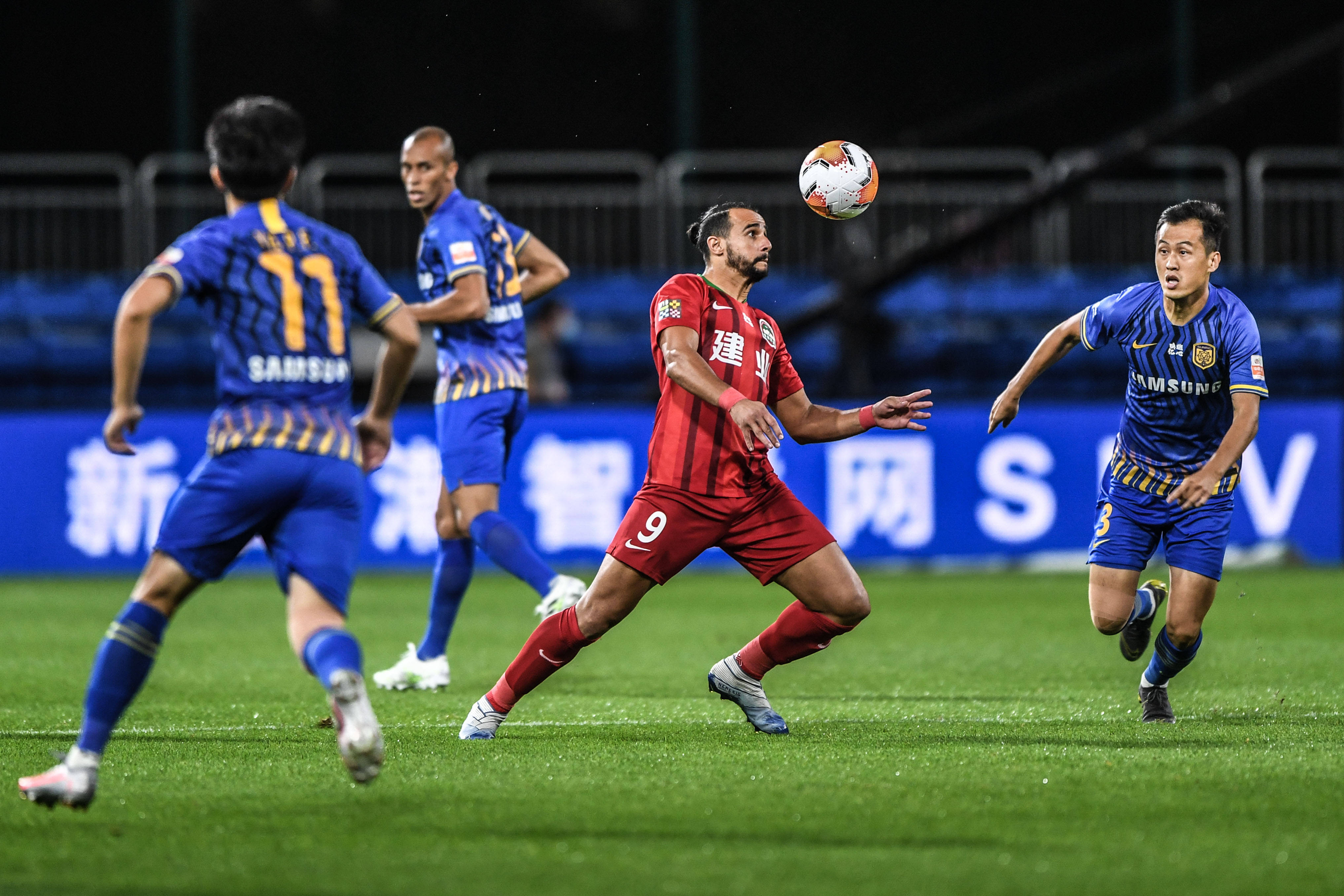 萨拉赫离队传闻再起，利雅得新月一月欲低价求购（萨拉赫再陷转会风波，利雅得新月拟于一月压价出手）