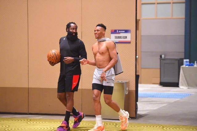 体坛记者：瓦科去留可能性相同，有西亚、东南亚球队有意签他（体坛记者：瓦科去留五五开，西亚与东南亚球队有意引进）