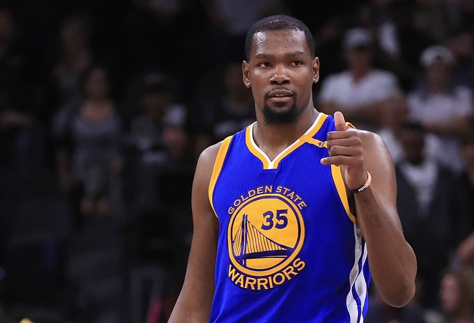 上一次对阵安哥拉：梅西斯卡洛尼替补登场，阿亚拉百场（上次交手安哥拉：梅西、斯卡洛尼替补出场，阿亚拉完成百场）