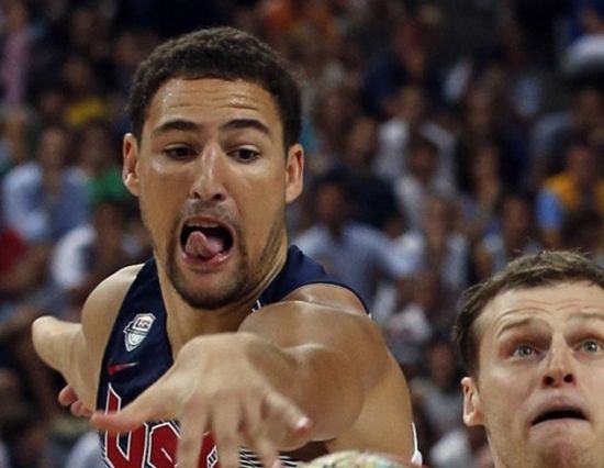 球星压哨三分把比赛送进加时（巨星压哨三分扳平，比赛拖入加时）