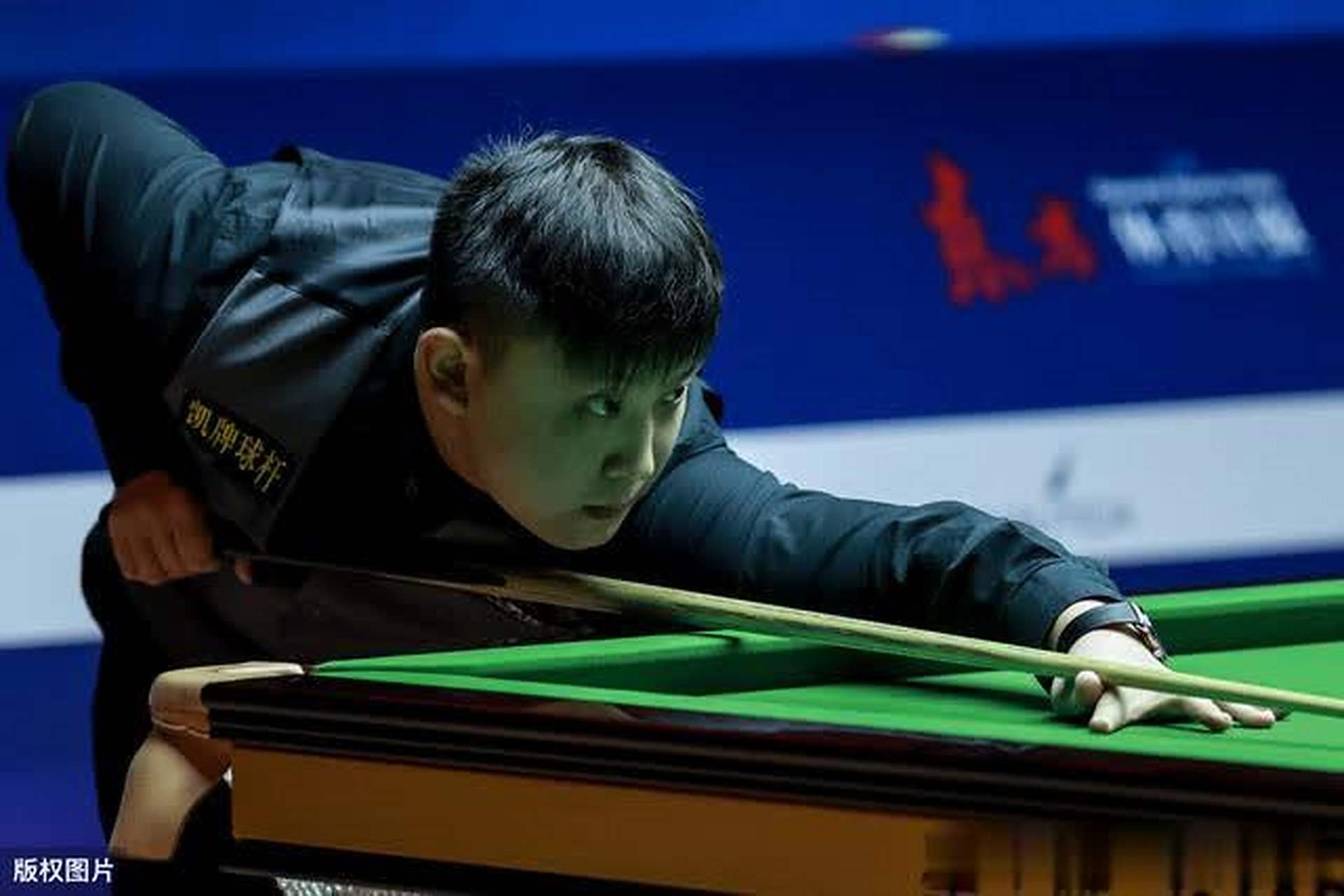 展开激烈竞 展开激烈竞